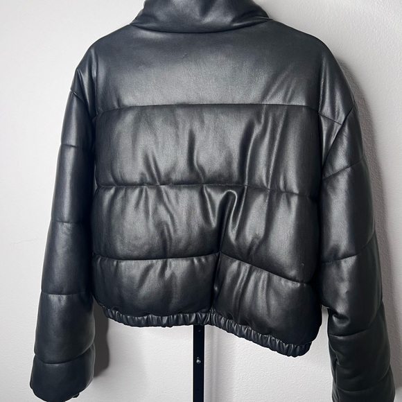 Zara Women's Sleek Black Puffer Coat - Picture 4 of 5
